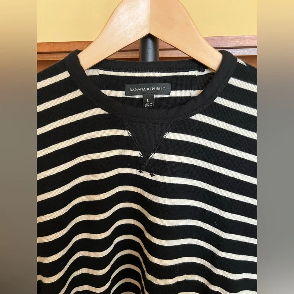 Banana Republic T-Shirt Men’s Long Sleeves Black and White Stripes Size L